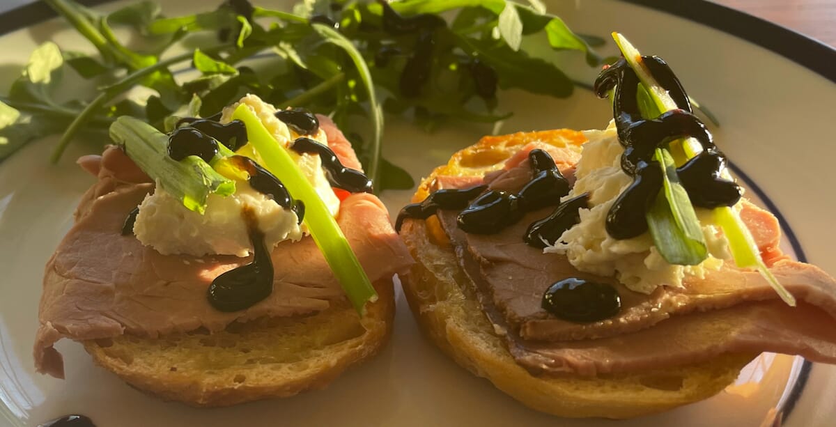 Roast Beef With Horseradish Cream Cheese Crostini